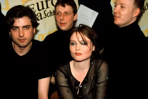 Getty Images Sophie Ellis-Bextor with her old band theaudience. They are all wearing black.